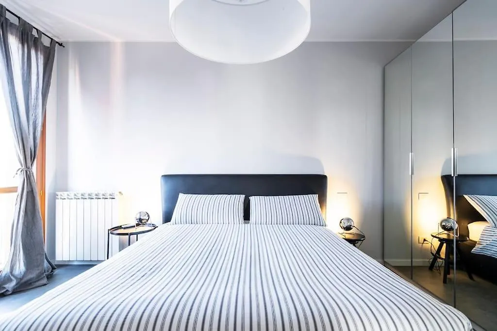 Black & White Flat In Naviglio/ Porta Genova Milan