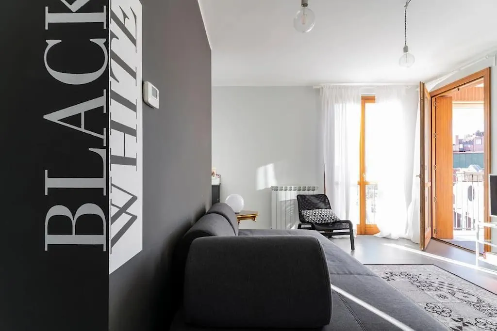 Black & White Flat In Naviglio/ Porta Genova Milan