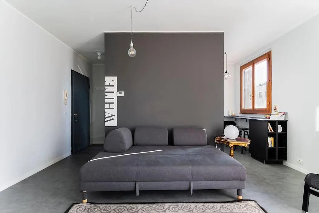 Apartment Black & White Flat In Naviglio/ Porta Genova Milan