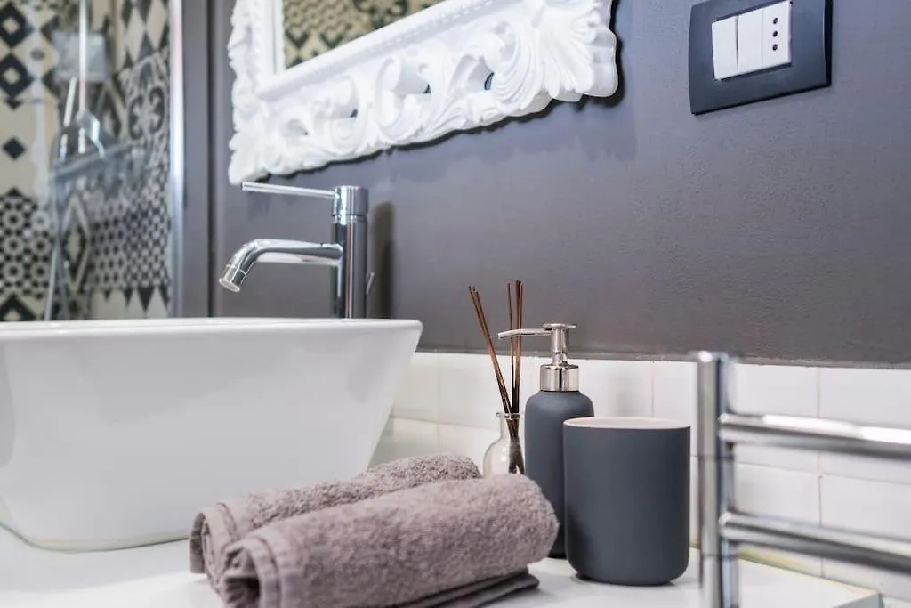 Apartment Black & White Flat In Naviglio/ Porta Genova Milan Italy