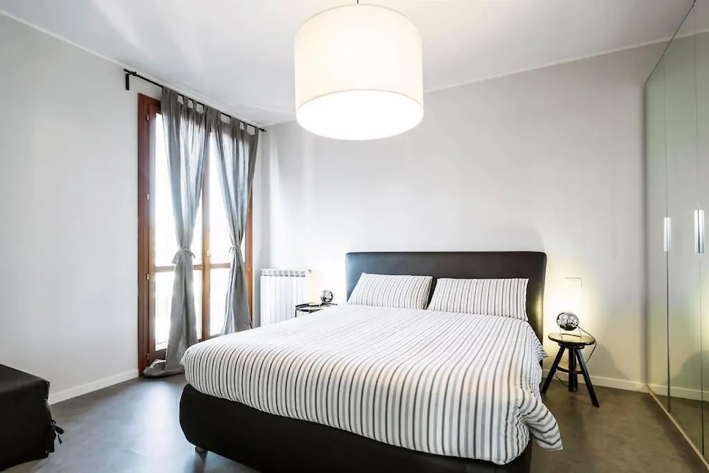 Apartment Black & White Flat In Naviglio/ Porta Genova Milan
