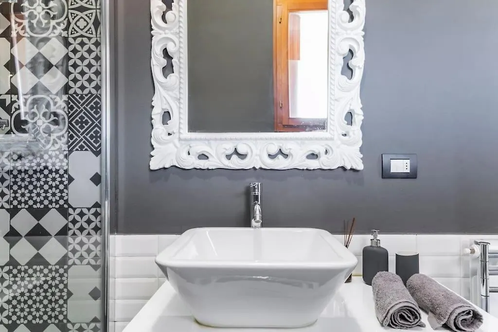 Black & White Flat In Naviglio/ Porta Genova Milan Apartment