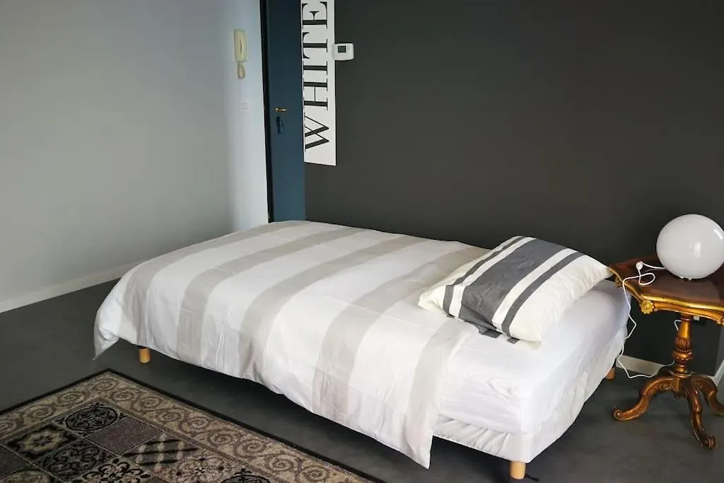 Black & White Flat In Naviglio/ Porta Genova Milan Italy